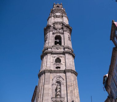 Portekiz, Porto 'daki Torre Dos Clerigos / Clerigos Kulesi. Güneşli bir günde, masmavi bir gökyüzüne karşı aşağıdan bak