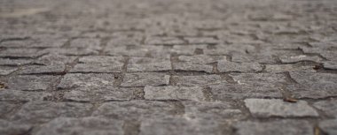 Dublin İrlanda 'nın eski rıhtım bölgesinde sığ odak kaldırım taşı caddesi. Düşük açılı yakın çekim.