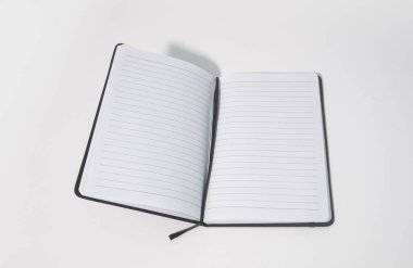 Beyaz masadaki beyaz kural defterini aç