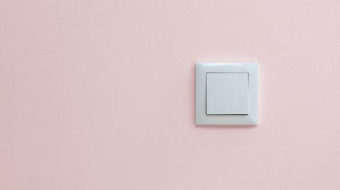 Solunda kopyalama alanı olan pembe bir duvarda beyaz ışık düğmesi.