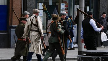 İrlandalı isyancılar gibi giyinmiş tüfekli adamlar 1916 'da Dublin, İrlanda' da Paskalya Ayaklanması 'nda yeniden canlandırma için.