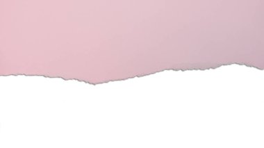 Aşağıdaki beyaz kopya alanını göstermek için yırtılmış / yırtılmış pembe kağıt.