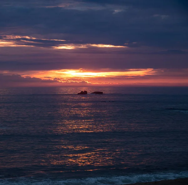 Schöner Sonnenuntergang Strand Mit Spiegelungen Auf Dem Meer Farbenfrohem Himmel — Stockfoto