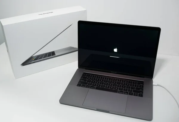 苹果Macbook Pro 15英寸笔记本电脑或带触控杆的笔记本电脑 在一个装有盒子的白色桌子上 — 图库照片