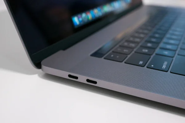 USB Tipi C / Thunderbolt 3 port Apple MacBook Pro 15 inç ve touchbar. Dizüstü bilgisayar / dizüstü bilgisayar.