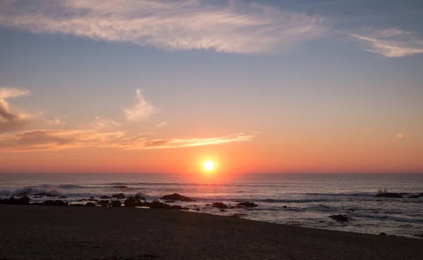 Zachód Słońca Pod Dramatycznymi Chmurami Nad Oceanem Plaży Portugalii — Zdjęcie stockowe