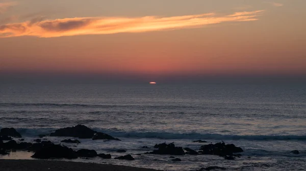 Sonnenuntergang Über Dem Atlantik Portugal Letzter Sonnensplitter Verschwindet Unter Horizont — Stockfoto