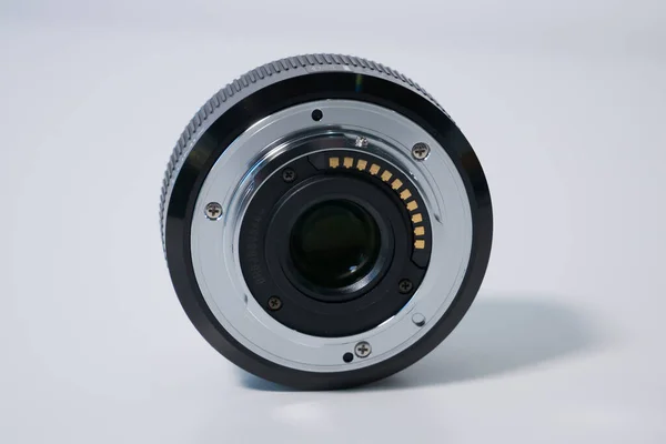 レンズマウント 電子接点 リアガラスの要素を示すマイクロフォーサーズカメラレンズの背面 — ストック写真