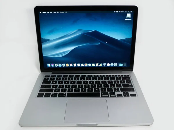 Apple Macbook Pro Macos 구동하는 화이트 데스크 White Desk 노트북 — 스톡 사진