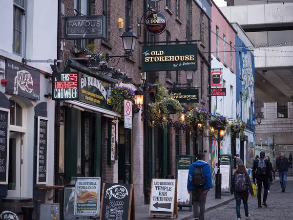 Fish Chip Shop Irish Pub Guinness Sign Tourists Walking Street — Stock Photo, Image