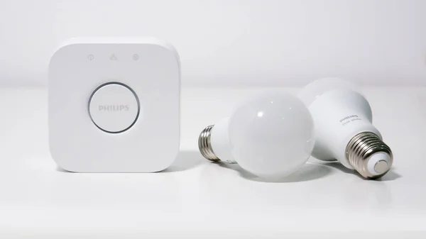 Philips Rengi Akıllı ampuller ve beyaz arkaplanda merkez / köprü