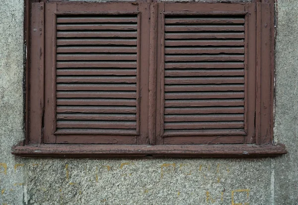 Old Weathered Wooden Window Shutters Peeling Paint Surrounded Stucco Texture — Stock Photo, Image