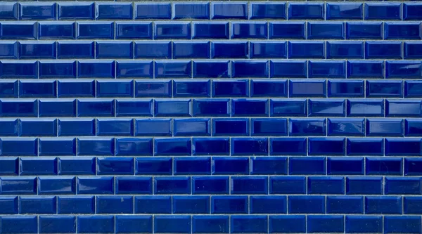 外壁に光沢のあるブルーのレンガタイルの背景テクスチャ 光沢のある背景 — ストック写真
