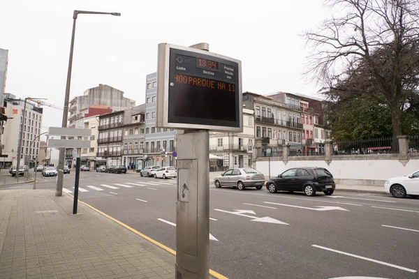 Электронная Информационная Доска Знаке Остановки Автобуса Улице Порту Португалия Широкий — стоковое фото