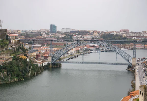 Widok Lotu Ptaka Rzekę Douro Porto Portugalia Deszczowy Pochmurny Dzień — Zdjęcie stockowe