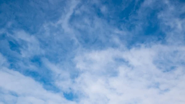 Blauwe Lucht Met Dunne Witte Wolken Zomer — Stockfoto