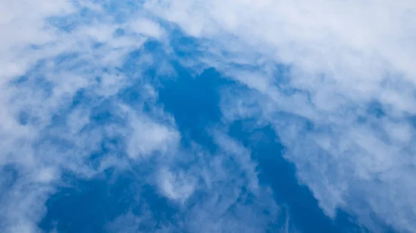 Blauwe Lucht Met Wispy Witte Wolken Achtergrond — Stockfoto