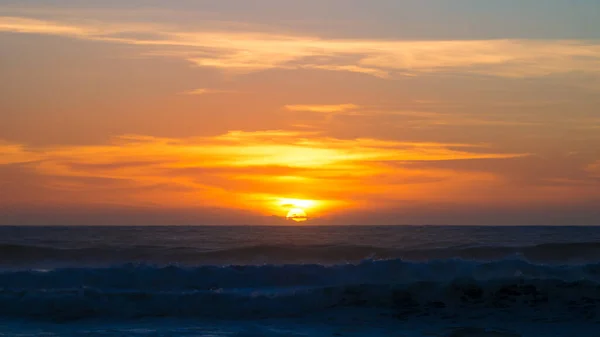 Belo Céu Pôr Sol Sobre Oceano Atlântico Portugal Sol Horizonte — Fotografia de Stock