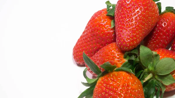 Fresas Rojas Frescas Sobre Fondo Blanco Vista Arriba Hacia Abajo — Foto de Stock