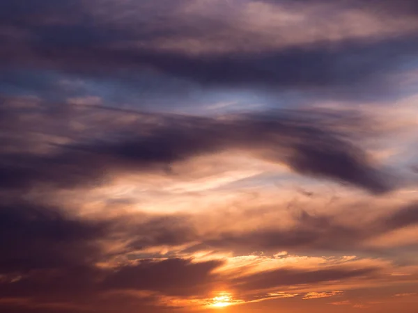 Zon Achter Donkere Dramatische Wolken Aan Hemel Bij Zonsondergang Met — Stockfoto
