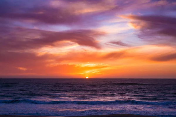 Солнце Исчезает Горизонтом Над Океаном После Зрелищного Заката Ярким Небом — стоковое фото