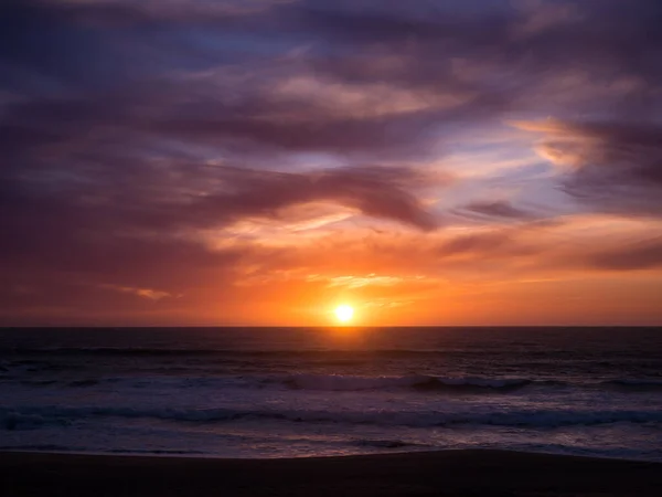 Słońce Horyzoncie Zachodzie Słońca Plaży Niebieski Pomarańczowy Gradientowe Niebo Ciemne — Zdjęcie stockowe