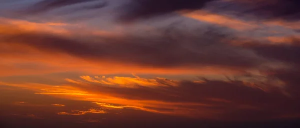 Colorato Cielo Vivido Tramonto Con Luce Arancione Rossa Nuvole Scure — Foto Stock