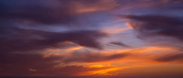 Donkere Dramatische Wolken Lucht Bij Zonsondergang Met Een Blauw Oranje — Stockfoto