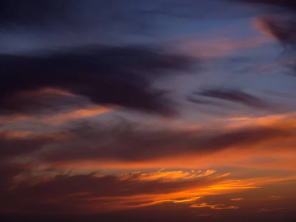 Sötét Drámai Felhők Égen Naplementekor Kék Narancssárga Gradienssel — Stock Fotó