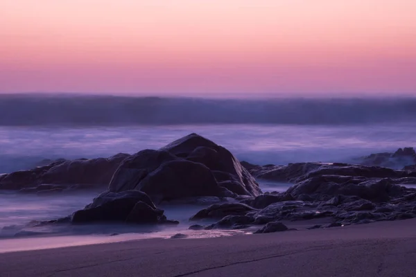 Длительная Экспозиция Сумерках Над Океаном Камнями Переднем Плане Розовое Небо — стоковое фото