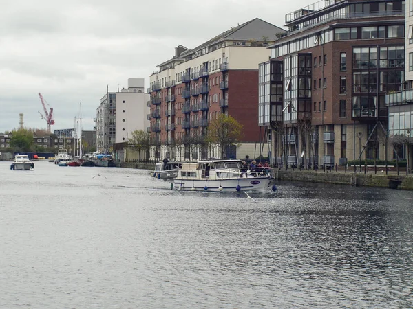 Grand Canal Dock Dublin Írország Modern Apartmanházak Csónakok Vízen Felújított — Stock Fotó