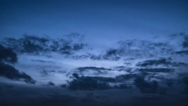 Drámai Esti Égbolt Alkonyatkor Sötét Felhők Gyülekeznek Sötétkék Lejtős — Stock Fotó