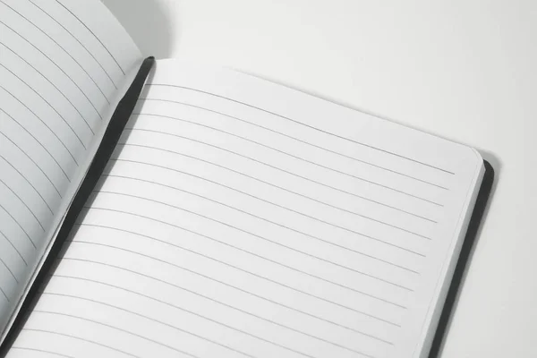 Primer Plano Página Cuaderno Descartado Abierto Escritorio Blanco —  Fotos de Stock