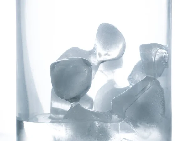 冰融化在玻璃中 变成水 在白色背景上的特写 — 图库照片