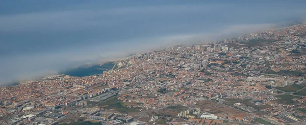 Portekiz 'de Vila do Conde ve Povoa de Varzim' in Atlantik kıyısında kalın bulutlu bir uçaktan çekilmiş yüksek irtifa görüntüsü.