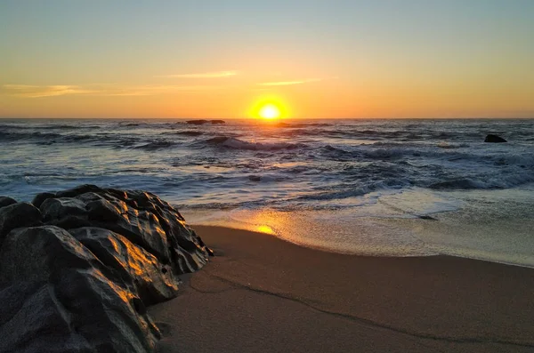 Низький Кут Зйомки Пляжі Під Час Заходу Сонця Помаранчевими Відображеннями — стокове фото