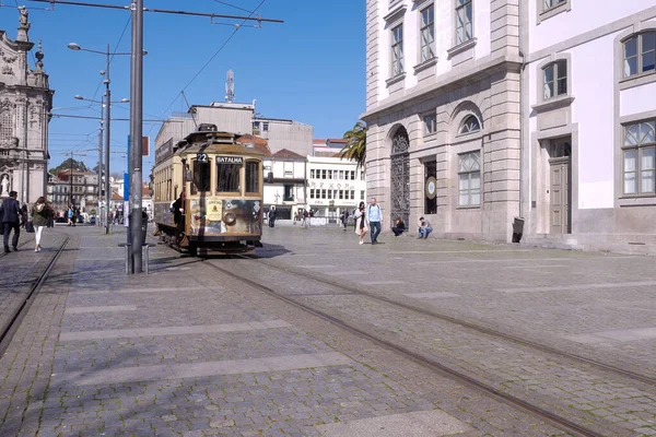 Старый Винтажный Трамвай Улице Порту Португалия Яркий Солнечный День Голубым — стоковое фото