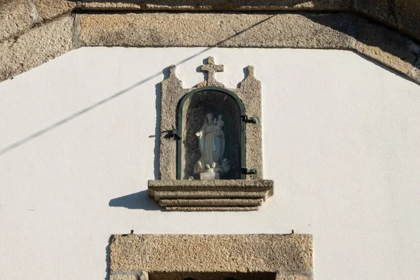 ポルトガルの田舎にある古いポルトガルのカトリック教会に聖母マリアと赤ちゃんイエスの像 バグントの永久的なヘルプの私達の女性のチャペル ヴィラ コンデ — ストック写真
