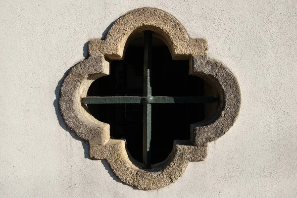 ポルトガルの農村部にある古いカトリック教会の鉄の棒で装飾された4階建ての窓 — ストック写真