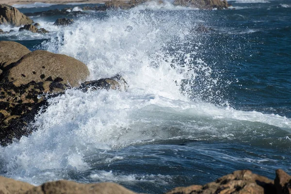 Óceánpermet Szikláknak Ütköző Hullámokból Parton Közelről — Stock Fotó