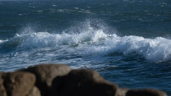 Bílá Vlna Hladině Oceánu Bouřlivém Větrném Dni Kameny Popředí — Stock fotografie