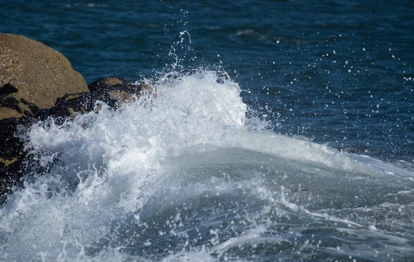 Schaumweiße Meereswellen Krachen Auf Felsen Meeresufer Und Werfen Weiße Gischt — Stockfoto