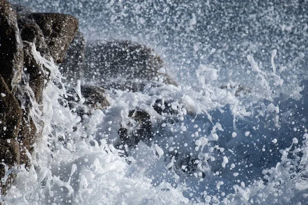 Wassertropfen Der Luft Als Weiße Schäumende Wellen Gegen Felsen Meeresufer — Stockfoto