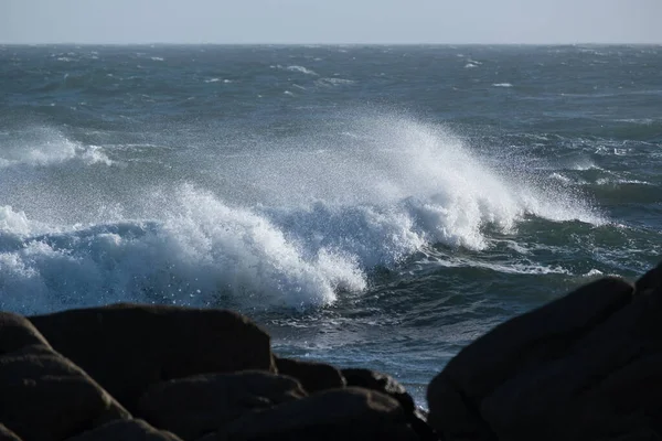 Kraftfull Våg Havet Blåsig Dag Med Vit Spray Som Flyger — Stockfoto