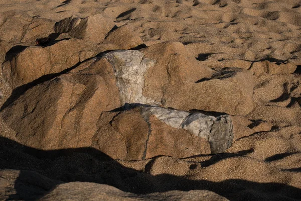 Rocas Arenisca Playa Con Franja Roca Ígnea Blanca Través Del — Foto de Stock