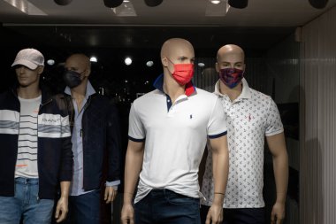 Portekiz 'de bir giyim mağazasının vitrininde mankenler Coronavirus / COVID-19 krizi sırasında maske takıyor..