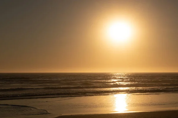 Ljus Orange Sol Över Havet Vid Solnedgången Med Reflektioner Över — Stockfoto