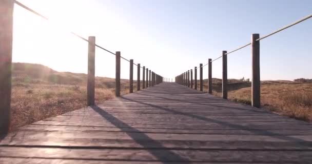 Деревянная Набережная Над Песчаными Дюнами Заповеднике Вила Конде Португалия Низкий — стоковое видео
