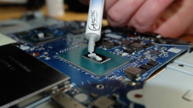 Bir Intel Çekirdeği i78750H işlemci veya işlemcisine termal yapıştırıcı