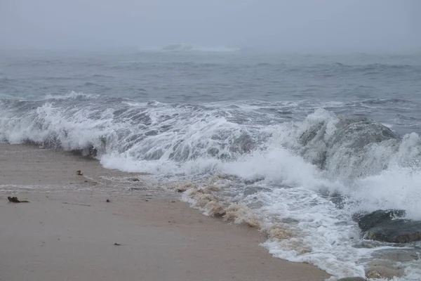 Fale Pękają Brzegu Mglistej Plaży Mgłą Oceanie Wczesnym Rankiem — Zdjęcie stockowe